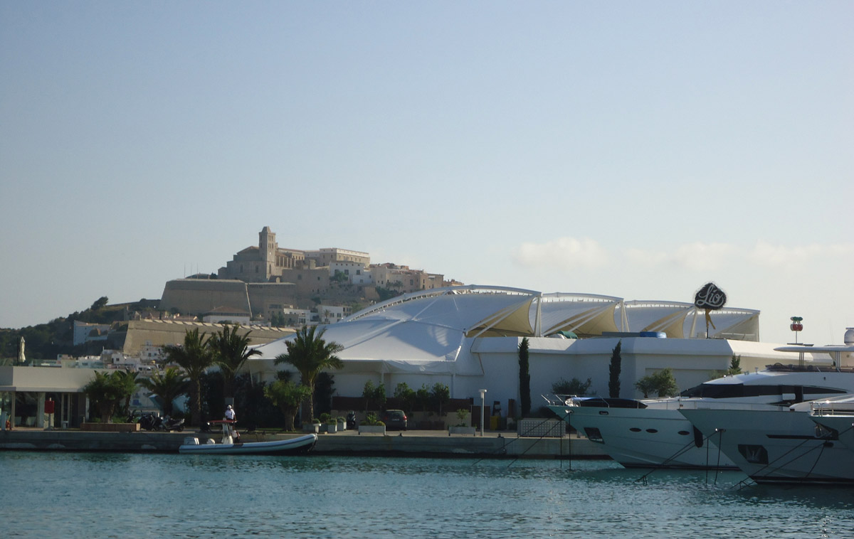 Cubierta de terrazas exteriores Club Lío-Pachá | Santiago Bermejo Oroz - Arquitecto